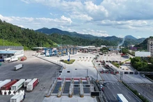 Le poste frontalier de Youyi Guan (ville de Pingxiang, région autonome Zhuang du Guangxi, Chine), jouxtant le poste frontalier international de Huu Nghi du Vietnam, province de Lang Son. Photo: VNA