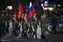 Le bloc des militaires russes apparaît avec une formation impeccable et un pas puissant et décidé lors de la 2e répétition du défilé militaire et civil s’est tenue le 24 août à 20 heuressur la place Ba Dinh, à Hanoi. Photo : vnexpress.net
