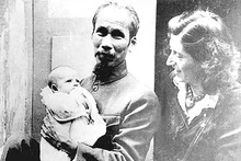 Le Président Hô Chi Minh tenant sa filleule Babette dans ses bras. Photo : VOV.