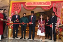 L’ambassadrice du Vietnam au Sri Lanka Trinh Thi Tam, aux côtés de représentants sri-lankais, coupe le ruban inaugural de la Semaine de la gastronomie vietnamienne. Photo : VNA.