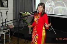 Kadrinka Kadrinova en ao dai vietnamien lors de la présentation de son livre « Le Miracle vietnamien », juin 2021. Photo : thoidai.com.vn
