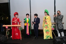 Une troupe d'art vietnamienne se produit lors de la Semaine gastronomique à Colombo. Photo: VNA