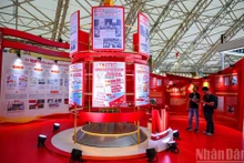 Placée sous le slogan « La plume combattante - La vision de l’époque - Le courage d’éclairer la voie », cette exposition entend réaffirmer le rôle et la position de premier plan du Nhân Dân, organe central du Parti communiste du Vietnam, voix du Parti, de l’État et du peuple vietnamien.