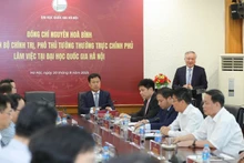 Le vice-Premier ministre permanent, Nguyen Hoa Binh (debout, au micro), prend la parole lors de la rencontre avec des responsables de l’Université nationale du Vietnam à Hanoï. Photo : NDEL.