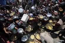 Des habitants attendent de recevoir des vivres de secours à Gaza. Photo : VNA.
