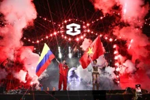 DJ Balvin et Tlinh se produisent avec les drapeaux du Vietnam et de la Colombie. Photo : VNA.