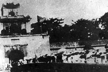 Les habitants de Thua Thien Hue (au Centre du Vietnam) ont participé à la prise du pouvoir et ont défilé jusqu'à la porte de Thuong Tu le 23 août 1945, jour de la victoire de la révolution à Hue. Photo d'archives : VNA.