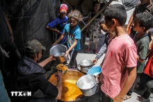 Des enfants reçoivent l'aide alimentaire à Jabalia. Photo : THX/VNA.