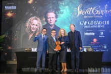 Le groupe Secret Garden a offert un violon en cadeau au comité d'organisation du programme « Secret Garden Live in Vietnam ». Photo : NDEL.