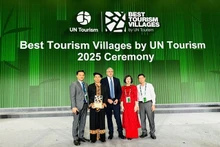 Des représentants de la province de Tuyen Quang et du comité d'organisation posent pour une photo après que Lo Lo Chai a été honoré comme l'un des meilleurs villages touristiques en 2025. Photos avec l'aimable autorisation de la province de Tuyen Quang.