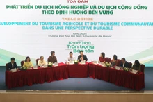 Table ronde sur le thème « Développement du tourisme agricole et du tourisme communautaire dans une perspective durable », le 10 octobre à Hanoï. Photo : Hanu.