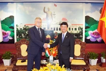 Le secrétaire adjoint du Comité municipal du Parti et président du Conseil populaire de Ho Chi Minh-Ville, Vo Van Minh (droite) et le président de l’Assemblée nationale de Hongrie, Kover Laszlo, en visite officielle au Vietnam. Photo : VNA.