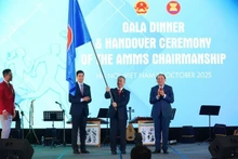 Le ministre de la Culture, des Sports et du Tourisme, Nguyen Van Hung, préside la cérémonie de remise de la présidence de la 9ᵉ Réunion ministérielle de l’ASEAN sur le sport (AMMS 9) à la délégation cambodgienne. Photo : bvhttdl.gov.vn