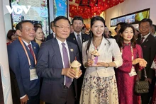 Le vice-Premier ministre Le Thanh Long et la princesse Tsuguko visitant le Pavillon du Vietnam et dégustant un thé vietnamien au citron. Photo : VOV.