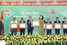 La vice-présidente de la République Vo Thi Anh Xuân remet l'Ordre du Travail de troisième classe à l’Association des paysans pour la libération du Centre et des Hauts Plateaux du Vietnam. Photo: nld.com.vn