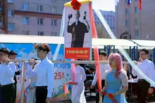 Des étudiants vietnamiens défilent lors de la cérémonie d’ouverture des Jeux sportifs étudiants vietnamiens à Saint-Pétersbourg en 2025. Photo : baoquocte.vn