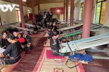 Près d’une dizaine de femmes M’nông Rlăm se réunissent pour tisser des étoffes traditionnelles dans la Maison culturelle communautaire du hameau Lê, commune de Lien Son Lak, province de Dak Lak. Photo : VOV.