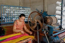 Les nattes de Ca Hom et Ben Ba se distinguent par leur variété - nattes blanches, colorées, imprimées de motifs floraux ou de caractères - et surtout par les « nattes fleuries », réputées pour leurs cinq couleurs emblématiques (blanc, rouge, bleu, jaune, violet). Photo : NDEL.