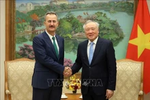Le vice-Premier ministre permanent Nguyen Hoa Binh (à droite) et Haluk Görgün, président de l’Agence turque des industries de défense, à Hanoï. Photo : VNA.