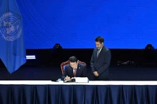 Le ministre vietnamien de la Sécurité publique, Luong Tam Quang, signe la Convention des Nations Unies contre la cybercriminalité. Photo : NDEL