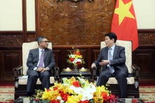Le président Luong Cuong (droite) et l'ambassadeur d'Indonésie au Vietnam Denny Abdi. Photo: VNA