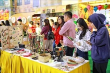 Des stands présentent des produits artisanaux au sein de l’espace intitulé « Essence de l’Automne de Hanoï ». Photo: VNA