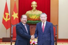 Le secrétaire général du Parti communiste du Vietnam (PCV), Tô Lâm (droite) et le vice-Premier ministre lao, Kikeo Khaykhamphithoune. Photo: VNA