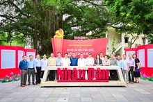 La délégation de journalistes laotienne pose pour une photo souvenir au siège du journal Nhân Dân. Photo : NDEL