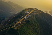 Le chemin menant à Cu Vai est un véritable défi. Les visiteurs doivent parcourir près de 20 kilomètres de route montagneuse sinueuse, jalonnée de pentes abruptes et de rochers épars. Photo : https://kienthuc.net.vn/