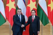 Le président de l’Assemblée nationale du Vietnam (AN), Trân Thanh Mân (droite) et Nuriddin Ismoilov, président de la Chambre législative (Chambre basse) du Parlement d’Ouzbékistan. Photo: NDEL