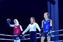 Nguyên Thi Thu Phuong (à droite) remporte une médaille d'argent en muay thaï dans la catégorie des 48 kg pour les femmes âgées de 14 à 15 ans. Photo : thethaovanhoa.vn