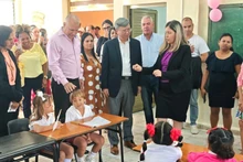 L'ambassadeur du Vietnam à Cuba, Le Quang Long, et des responsables locaux visitent une classe de maternelle. Photo : NDEL.