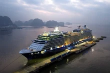 Le Celebrity Solstice, arborant le pavillon maltais, accoste au port international de passagers de Ha Long. Photo : VNA