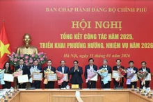 Le Premier ministre Pham Minh Chinh remet des certificats de mérite du Comité du Parti du gouvernement à des personnes ayant obtenu des résultats remarquables. Photo : NDEL.