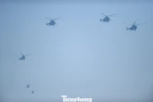 Le déploiement a eu lieu vendredi 10 janvier, lorsque six équipages d'hélicoptères du 916e régiment de la 371e division, relevant du Service de défense aérienne et des forces aériennes du ministère de la Défense nationale, ont effectué une manœuvre entre les aéroports de Hoa Lac et de Gia Lam, tous deux situés dans la capitale vietnamienne. Photo : tienphong.vn