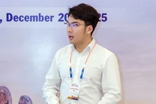 Nhat Anh présente sa recherche lors d'une conférence scientifique internationale. Photo : NDEL.