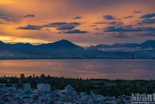 La voie Nguyen Tat Thanh, à Da Nang, se pare d’une beauté à la fois majestueuse et grandiose sous les lueurs du crépuscule.