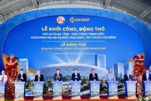 Les délégués à la cérémonie de pose de la première pierre du projet du Complexe national des sports de Rach Chiec. Photo : VNA.