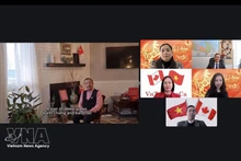 Des représentants des diverses associations de la communauté vietnamienne à travers le Canada prennent part au programme virtuel du Nouvel An et assistent au lancement de la rubrique dédiée aux produits vietnamiens au Canada. Photo : VNA.