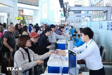 En ces journées de grands départs, l'affluence règne dans l’aéroport international de Nôi Bài, à Hanoi. Photo : VNA