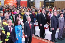 La cérémonie de lever du drapeau. Photo : VNA.