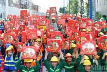 Une atmosphère festive a envahi le chantier du projet de complexe d’immeubles de grande hauteur Sycamore, lots B9 et B10, dans le quartier de Binh Duong, à Hô Chi Minh-Ville. Photo : NDEL.