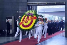 Une délégation conduite par le Premier ministre Pham Minh Chinh rend hommage à l'ancien vice-président du Conseil des ministres, Doan Duy Thành. Photo : VNA.