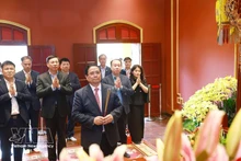 Le Premier ministre Pham Minh Chinh offre de l’encens à la Cité impériale de Thang Long. Photo : VNA.