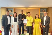 L’ambassadeur Vu Trung My reçoit les dirigeants du parti ENAMORATE venus pour féliciter le Vietnam pour le succès du 14e Congrès national du PCV. Photo : Fournie par l’ambassade du Vietnam