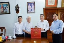 Le président de l’Assemblée nationale, Tran Thanh Man rend visite à l’ancien président Nguyen Minh Triet. Photo: VNA