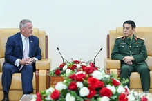 Le général d’armée Phan Van Giang, membre du Bureau politique, secrétaire adjoint de la Commission militaire centrale et ministre de la Défense (à droite), rencontre Michael DeSombre, secrétaire d’État adjoint des États-Unis, à l’occasion de sa visite de travail au Vietnam. Photo : qdnd.vn