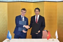 Le représentant en chef de l’UNESCO au Vietnam, Jonathan Wallace Baker (à gauche), et l'ambassadeur du Japon au Vietnam, Ito Naoki, lors de la cérémonie de signature. Photo : VNA.