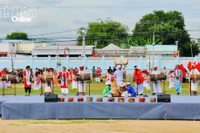 Un spectacle d'arts traditionnels Cham sur le terrain de football du village de Van Lam, commune de Thuan Nam. Photo : NDEL.