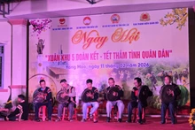 Des membres des minorités ethniques de la commune de Yang Mao interprètent des gongs pour accueillir les invités en ouverture de la fête. Photo : NDEL.